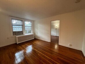 39-12 49th St in Queens, NY - Foto de edificio - Building Photo