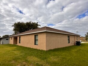 1800 Coral Point Dr in Cape Coral, FL - Building Photo - Building Photo