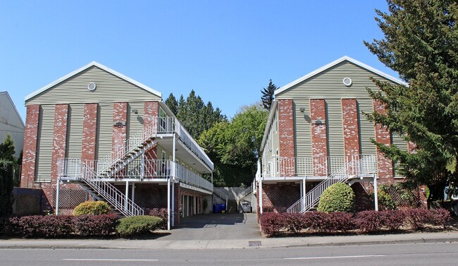 3803-3805-3805 SE Cesar Estrada Chavez Blvd in Portland, OR - Building Photo - Building Photo