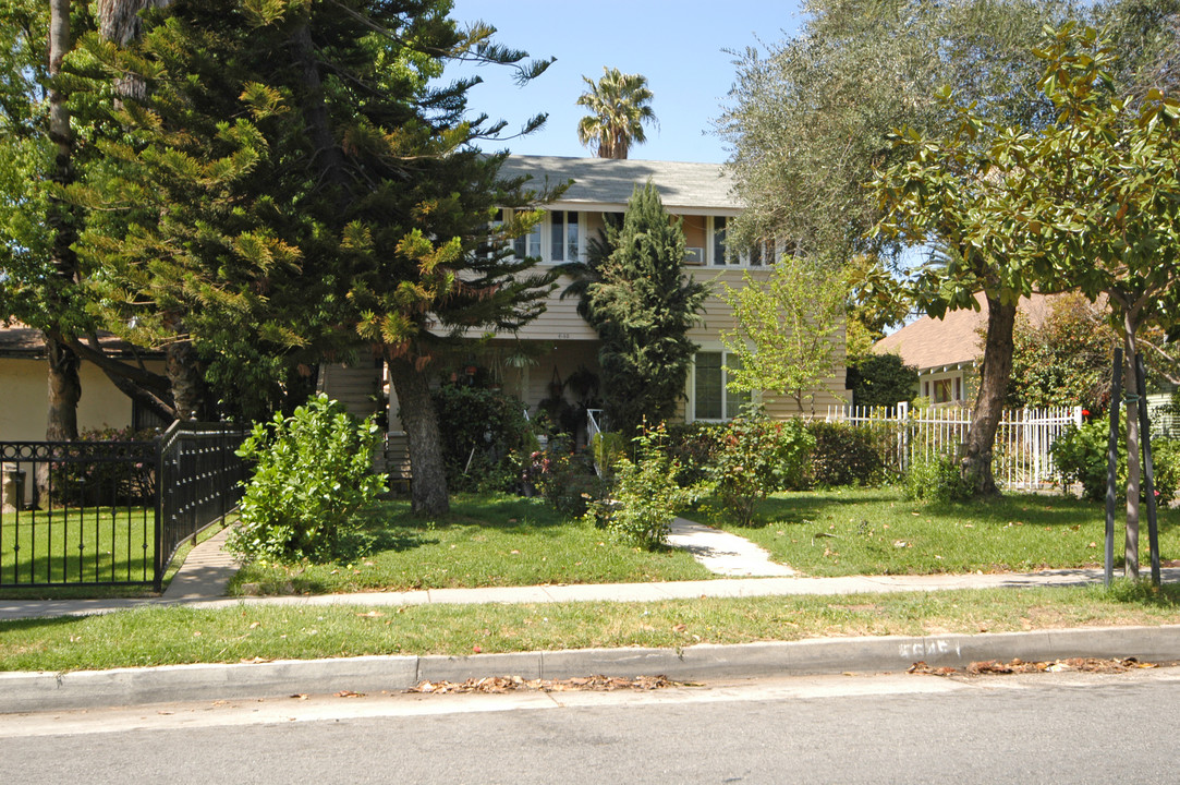 643 N El Molino Ave in Pasadena, CA - Foto de edificio