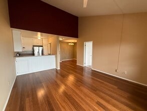 6930 Hyde Park Dr, Unit 327 in San Diego, CA - Foto de edificio - Building Photo