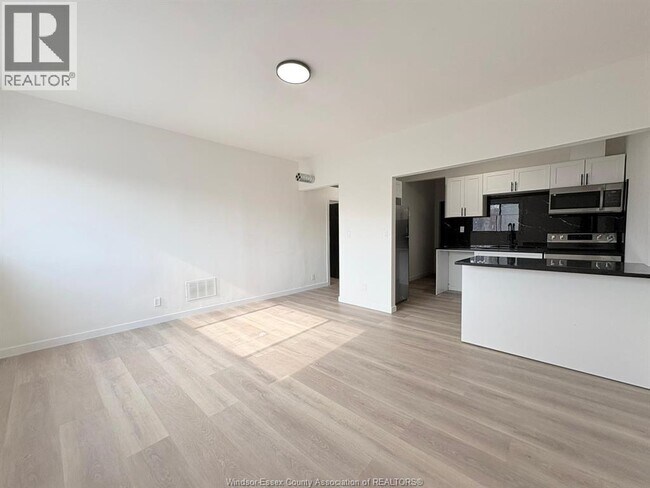 1370 Wyandotte St E in Windsor, ON - Building Photo - Building Photo