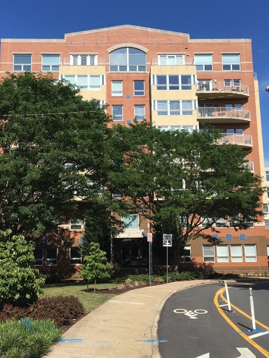 Lewis & Clark Building in Charlottesville, VA - Foto de edificio