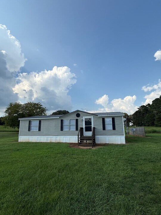 97 Juanita Ln in Jacksonville, AL - Building Photo