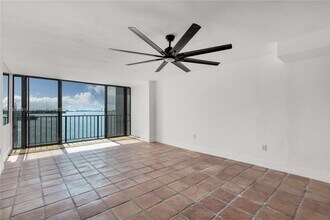 7899 NE Bayshore Ct, Unit 6E in Miami, FL - Foto de edificio - Building Photo