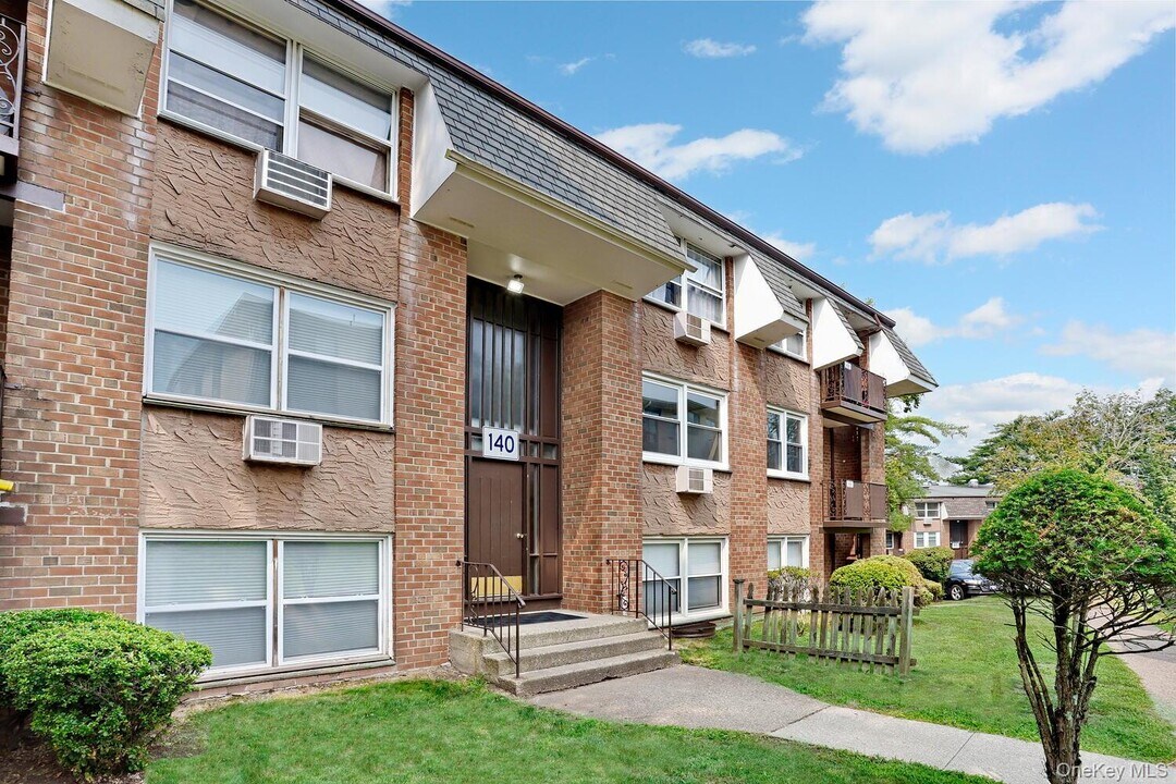 140D Kearsing Pkwy in Monsey, NY - Building Photo