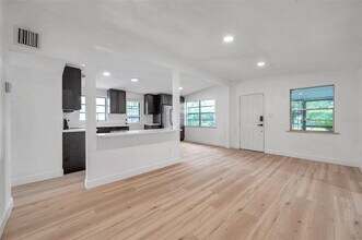 209 Southeast Jefferson Cir N in St. Petersburg, FL - Building Photo - Building Photo