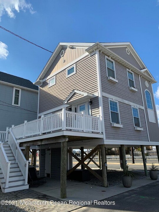 1 W Atlantic Way in Toms River, NJ - Building Photo