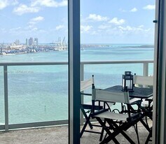 300 S Biscayne Blvd in Miami, FL - Building Photo