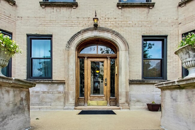 3808 N Pine Grove Ave in Chicago, IL - Building Photo - Building Photo