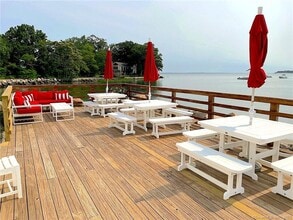160 Nearwater Ln in Darien, CT - Foto de edificio - Building Photo