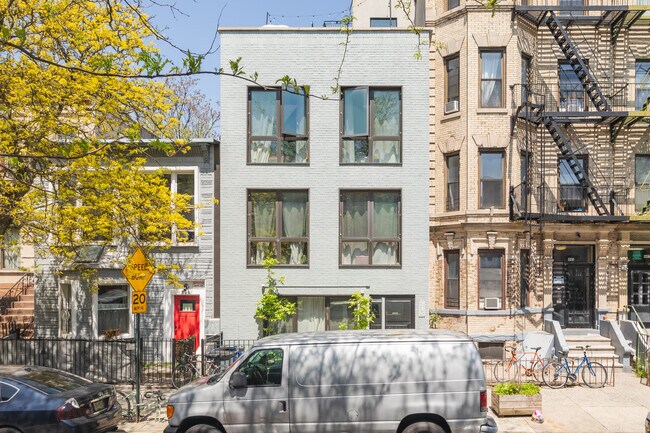 443 Bainbridge St in Brooklyn, NY - Foto de edificio - Building Photo