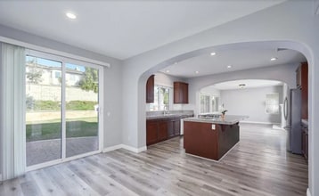 112 Via Pacifica in Thousand Oaks, CA - Building Photo - Building Photo