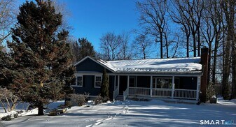 97 Godfrey Rd in Fairfield, CT - Building Photo