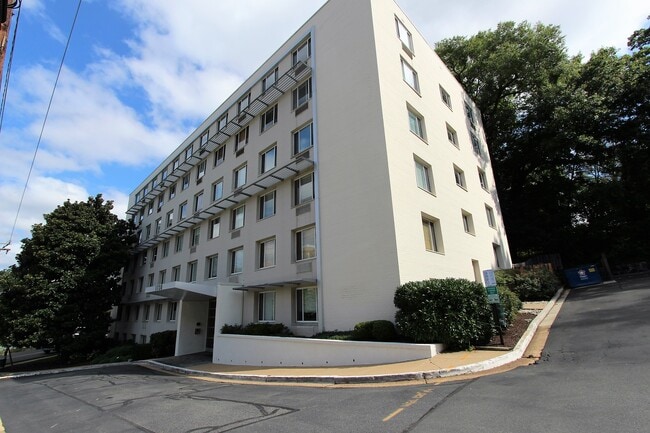 1730 Arlington Blvd in Arlington, VA - Foto de edificio - Building Photo