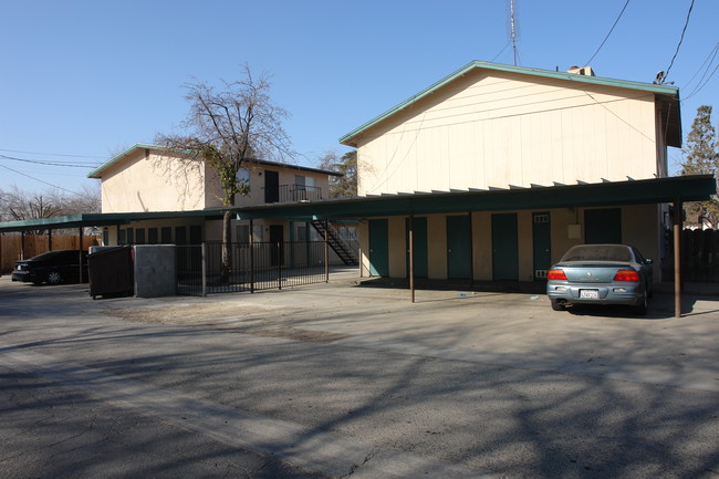 919 W Oak Ave in Visalia, CA - Foto de edificio - Building Photo