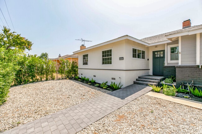 6261 Tampa Ave in Tarzana, CA - Foto de edificio - Building Photo