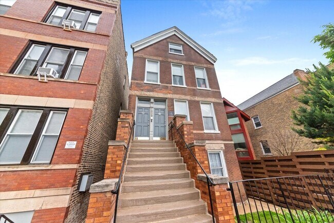 property at 1839 N Hermitage Ave