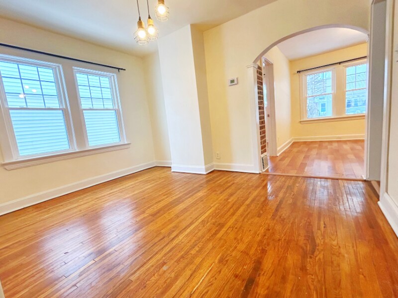 2061 Chesterland Ave-Unit -Down in Lakewood, OH - Foto de edificio