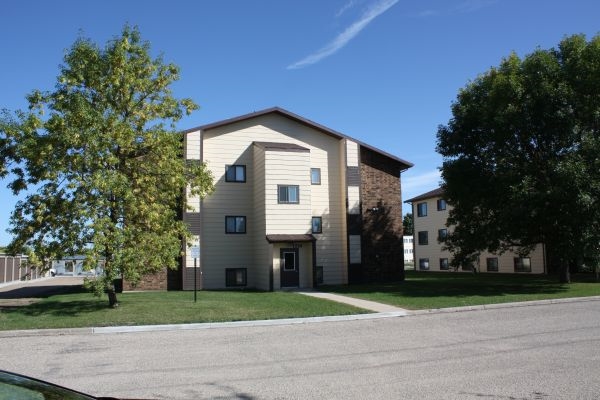 Jamestown Village in Jamestown, ND - Building Photo