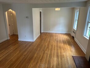 42 Hatfield Rd, Unit 1 in Newton, MA - Building Photo - Building Photo