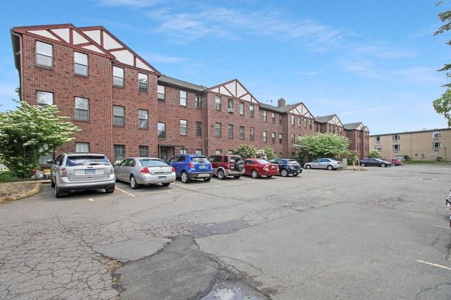 45 Highland St, Unit #108 in West Hartford, CT - Foto de edificio - Building Photo