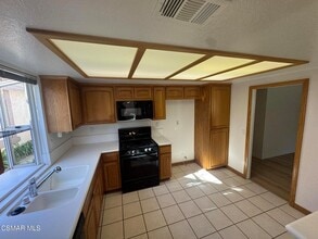 1874 Suntree Ln in Simi Valley, CA - Building Photo - Building Photo