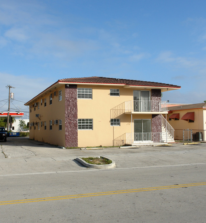 425 E 24th St in Hialeah, FL - Building Photo