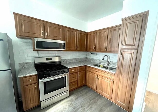 25-52-52 73rd St in Queens, NY - Building Photo - Building Photo