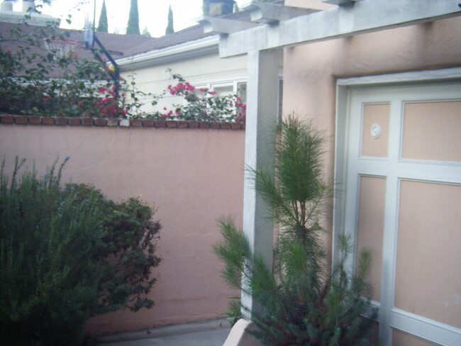 3494 Oak Glen Dr, Unit 1 in Los Angeles, CA - Building Photo - Building Photo