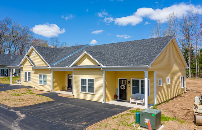 37-43 Hunter's Ln in Plantsville, CT - Foto de edificio - Building Photo