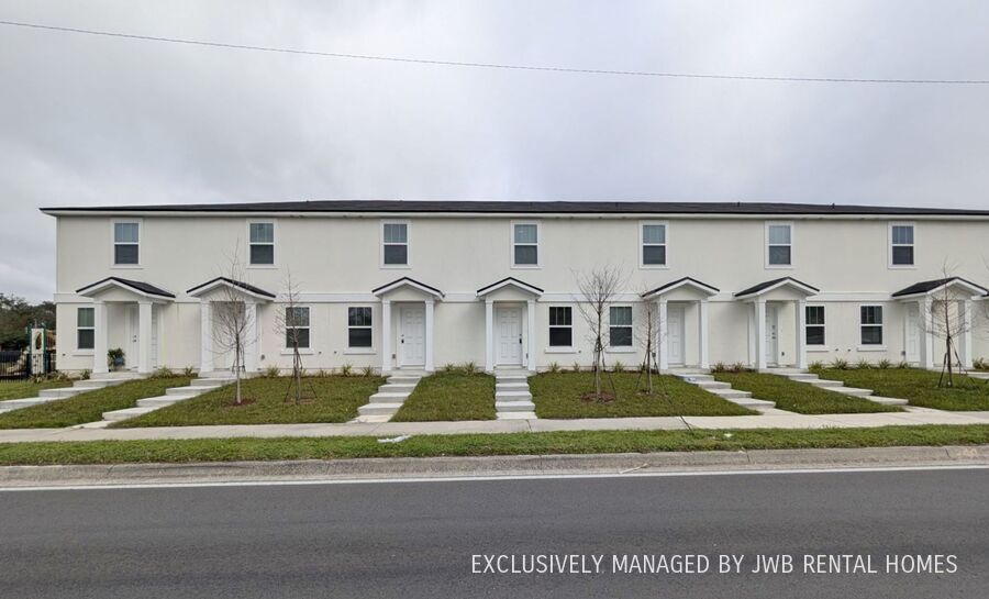 8512 McGirts Village Ln in Jacksonville, FL - Building Photo