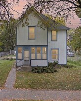 1111 Maple Ave in Jackson, MI - Building Photo