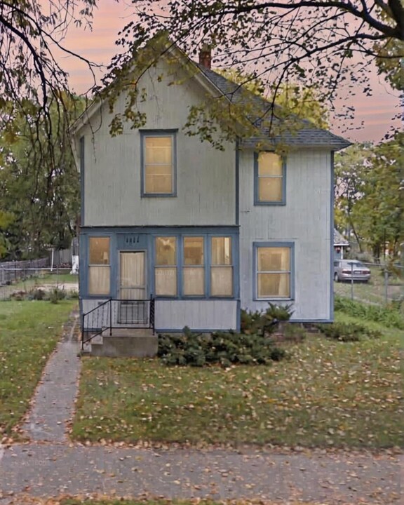 1111 Maple Ave in Jackson, MI - Building Photo