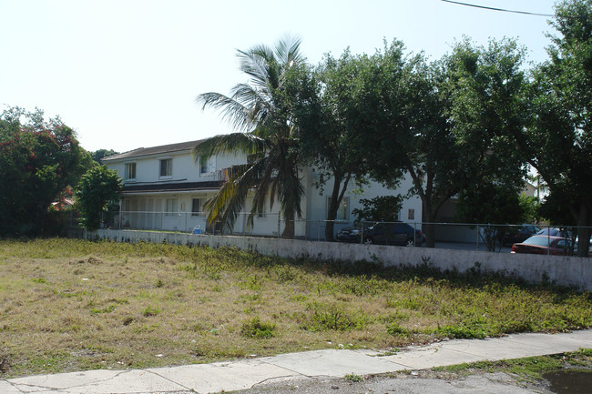 1901 NW 24th Ct in Miami, FL - Foto de edificio - Building Photo