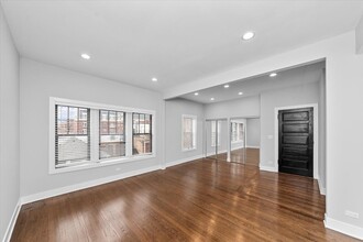 2989 N Lawndale Ave, Unit 2 in Chicago, IL - Foto de edificio - Building Photo