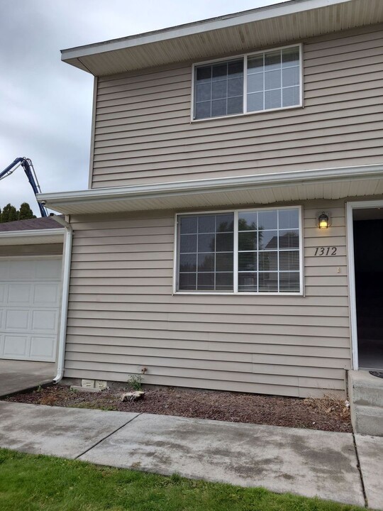 1310-1312 Shaker Pl in Moses Lake, WA - Building Photo
