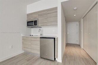 1756 N Bayshore Dr, Unit 7I in Miami, FL - Building Photo - Building Photo
