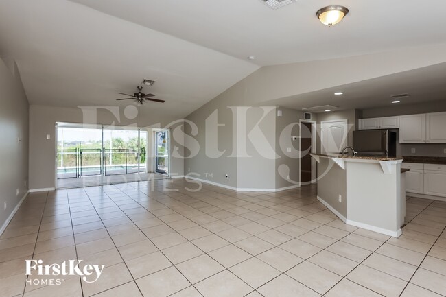 412 NW 23rd Ave in Cape Coral, FL - Foto de edificio - Building Photo