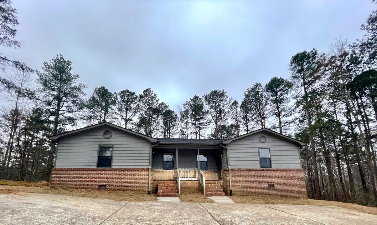 811 Graham Rd in Dallas, GA - Foto de edificio