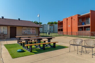 Sunset Villa in Duncanville, TX - Foto de edificio - Building Photo