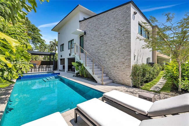 1351 S Venetian Way in Miami Beach, FL - Building Photo - Building Photo