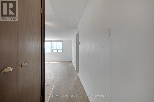 914 Yonge St in Toronto, ON - Building Photo - Building Photo