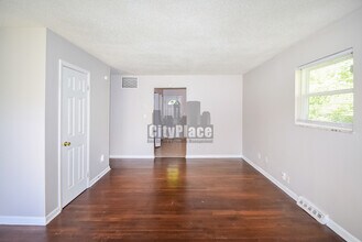 2404 N Lesley Ave in Indianapolis, IN - Building Photo - Building Photo