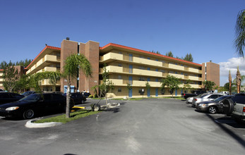 Sunshine Lakes Apartments in Miami, FL - Building Photo - Building Photo