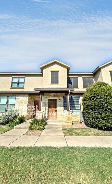 2101 Town Centre Dr in Round Rock, TX - Building Photo