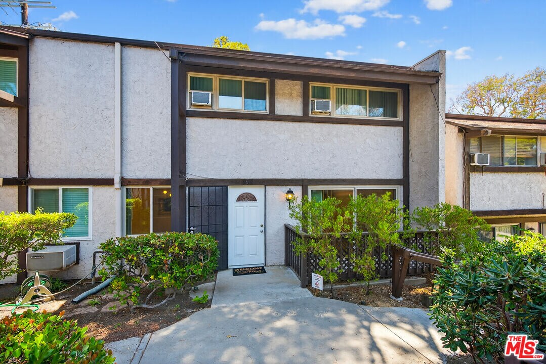 394 Miraleste Dr in Los Angeles, CA - Building Photo