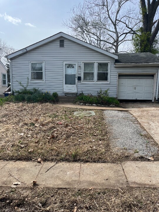 305 S Dade Ave in Ferguson, MO - Building Photo