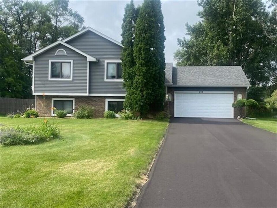 698 Hanover Ct in Eagan, MN - Building Photo