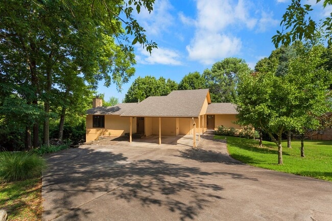 property at 933 N Oak Dr
